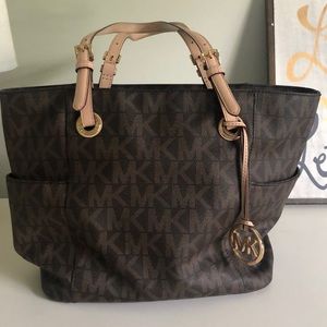 Michael Kors bucket shoulder bag like new